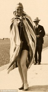 article-2022032-0D474DF500000578-290_306x590